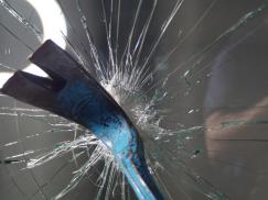 Einbruchversuch bei Glasscheibe mit Brecheisen 