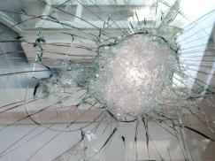 Einbruchversuch an Glasscheibe in Düsseldorf